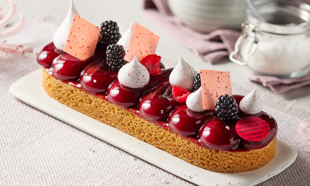Cassis-passieslof met rood fruit, bramen en luchtige meringue