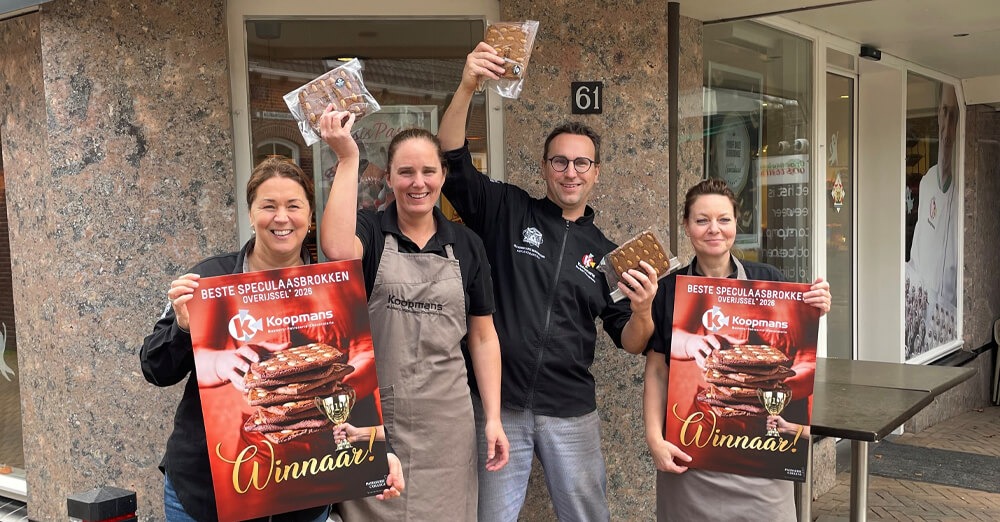 eam Bakkerij Koopmans viert de eerste prijs voor beste speculaasbrokken van Overijssel 2026.